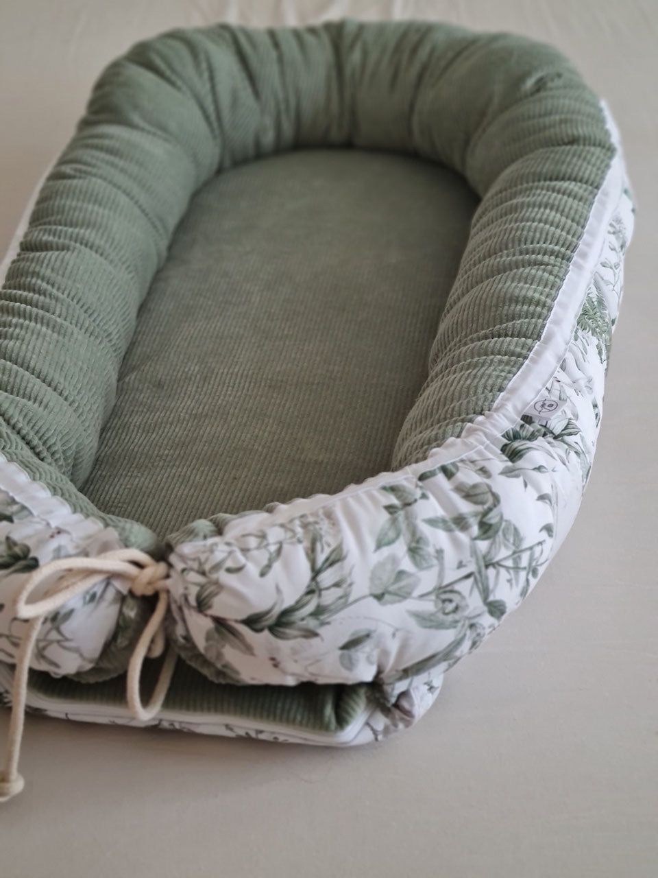 Babynestchen "Schwan" cord salbei