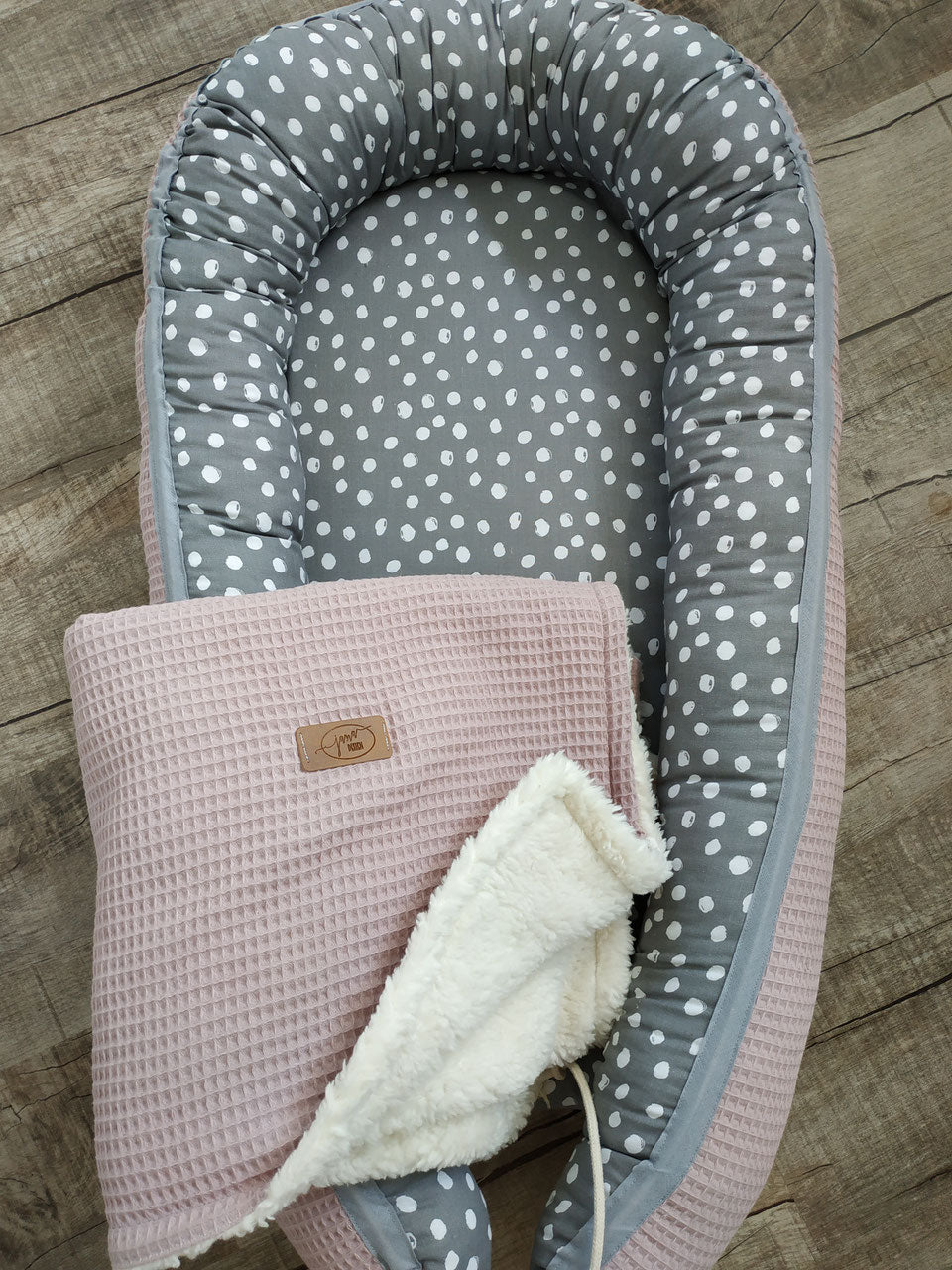 Babynestchen "wild dots" grau