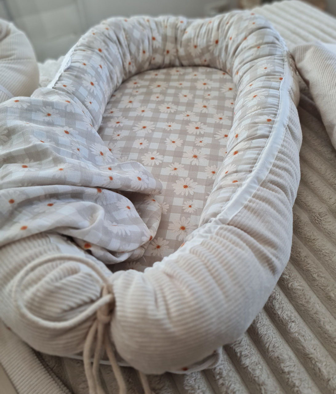 Babynestchen "Karo Blümchen" Cord
